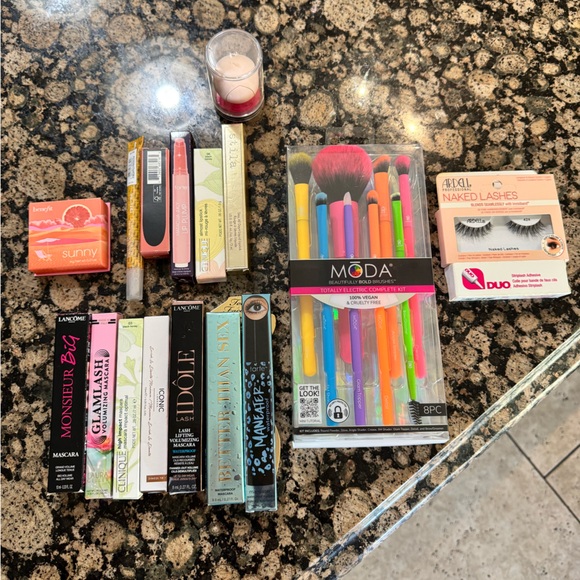 tarte Other - new makeup - 7 mascaras, 5 lippys,set of brushes and a beauty blender.